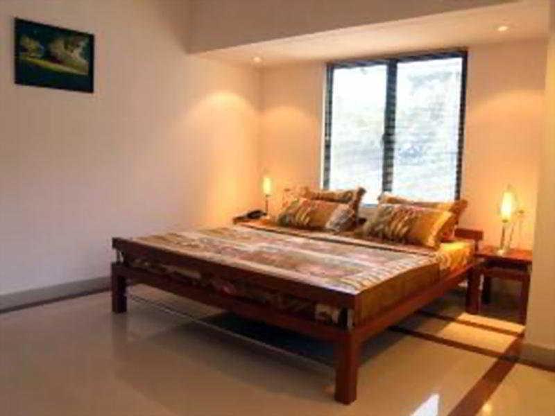 Hotel Treebo Trend Time Square Marine Drive Kochi Habitación foto